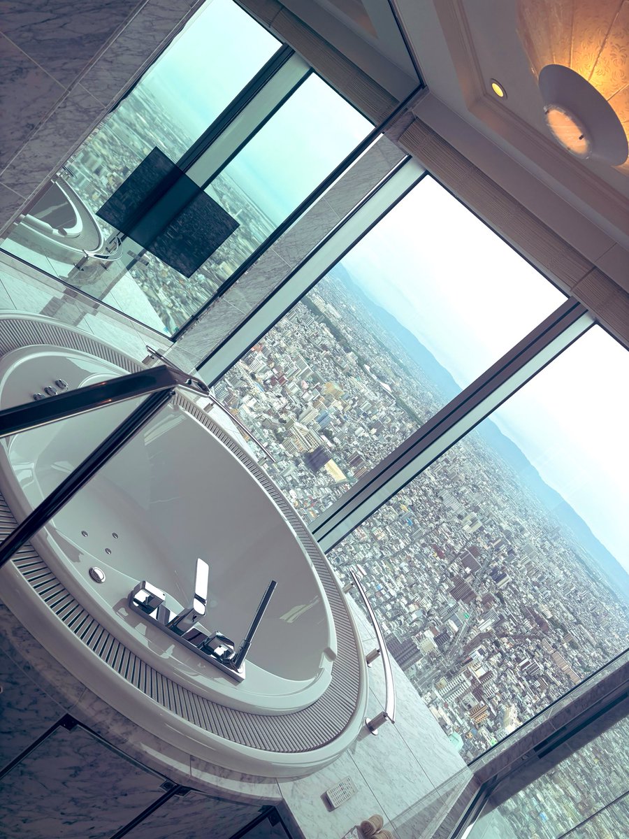 PenRai_Studio's tweet photo. 【ペンライのお出かけ】
🐧《バースデーウルトラマン》
➤「このホテルの部屋くそ広くてどわぁーw」

#ペンライのお出かけ https://t.co/qcizh0ZVQh