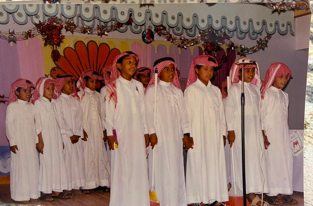 tmms2019's tweet photo. (وجعل لي لسان صدق في الآخرين )
حفل سنوي لطلاب في محافظة العويقيله رعاه المحافظ حينها والدي ماجد بن ماضي السبيعي.( بالمشلح الأبيض ).
أتحفني بهذه الذكرى احد الأعزاء من وجهاء المحافظة، نتذاكر معها مقدار الوشيجة التي نتبادلها ونكنها لأهل هذه المحافظة التي بدأت من العام ١٣٨٥ إلى ١٤١٧ = ٣٢ عام قضاها الوالد رحمه الله اثرت طيب هذا الذكر والعلاقة المتبادله .