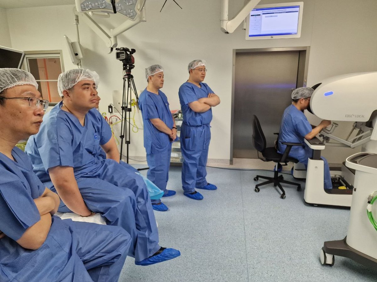IREISGufficiale's tweet photo. IFO al centro della chirurgia mondiale: 40 interventi live, 1.000 specialisti da 60 Paesi e storica telechirurgia Roma-Pechino per la rimozione di un trombo neoplastico della vena cava inferiore, tra le procedure più complesse dell'urologia oncologica.

👉 https://t.co/L1uDxoFQuT https://t.co/GIjMhi5Xhb