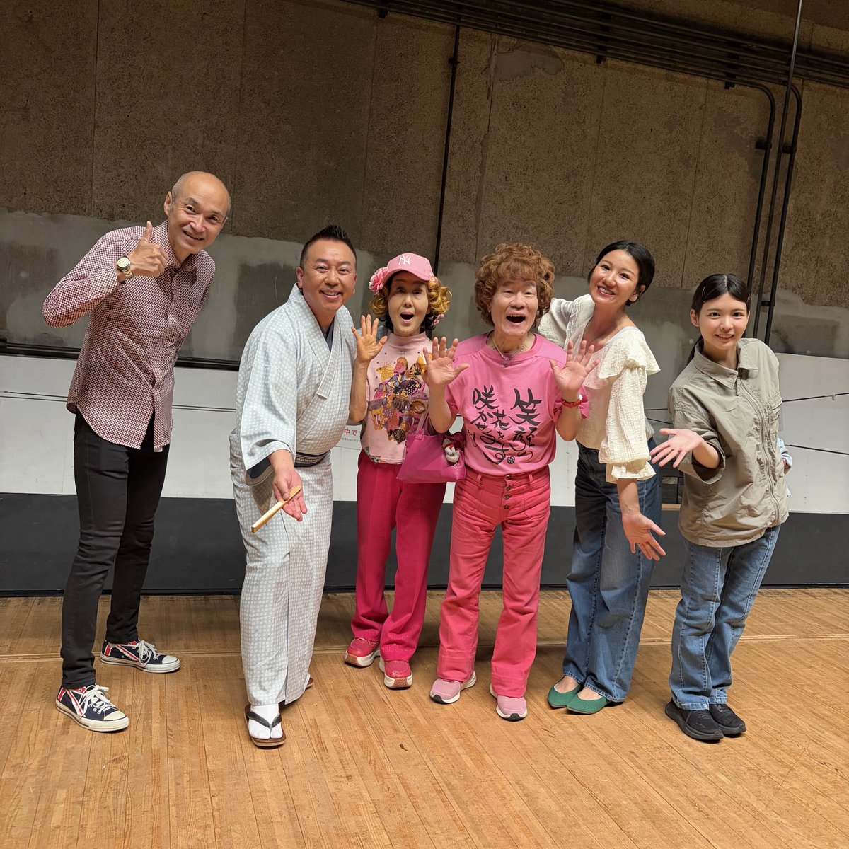 8848pee's tweet photo. 余談ですが・我がたい平師匠我が赤羽より至近距離板橋文化会館に林家たい平桂宮治落語会でご出演たい平(左)私達宮治両師匠に挟まれて・
終演後林家なみ平(左より)たい平師匠私達林家あずみさん林家あい香さんというたい平一門とそれにしてもたい平師匠の珠玉❗️の「長短」只
⁉️で拝聴得した１日でした‼️ https://t.co/R5FYdqTxlf