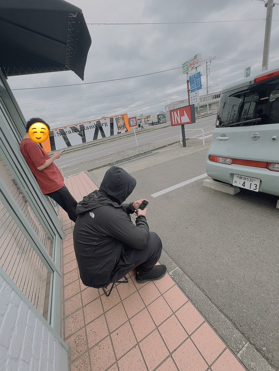 KPkozo's tweet photo. 前日譚

選ばれし勇者の朝は早い
早朝からミスドに並ぶなど考えたことがあっただろうか
我々は行列の謎を解き明かすべく、店の奥地へと向かった https://t.co/CGaTcDgWca