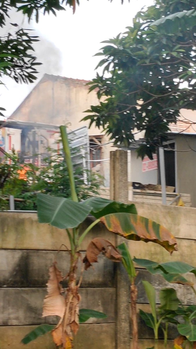 ganangRaaa's tweet photo. Mas @pramonoanung bakar2 sampah di tempat umum nih. Sebelah Taman Abdurrahman, Cibubur, Jaktim. Sebelah tempat main anak kecil pula. https://t.co/NX2JXkH648