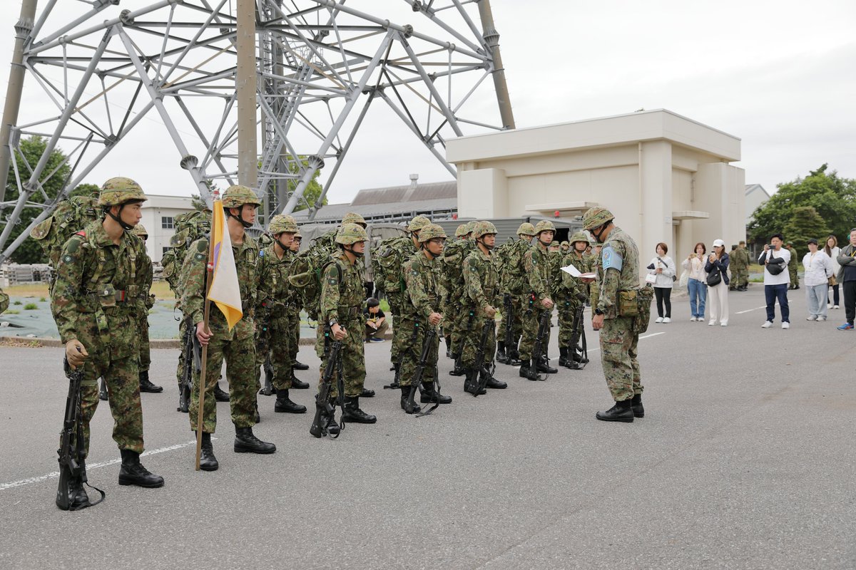 m38ztree's tweet photo. この前下志津駐屯地に、新隊員教育課程10km行軍訓練を見学してきました。
分隊長さんからの命令下達と行進の模様を。

10km歩いたのち差し入れのコーラで皆さんを労をねぎらっておりました。 https://t.co/XCFcESV8ga