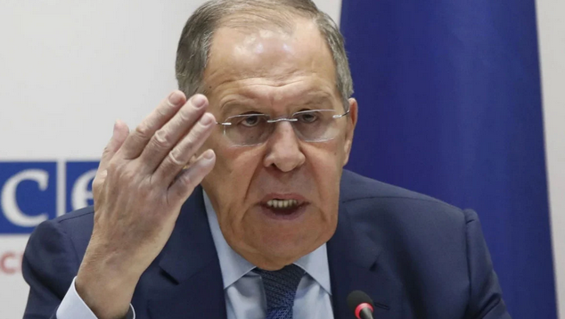 TKouilou's tweet photo. Lavrov lance un ultimatum : la Russie exige la "restauration des droits des Russes" pour arrêter la guerre en Ukraine.

Moscou pose ses conditions pour mettre fin à l’invasion. Parmi elles, "la restauration des droits des Russes et des russophones" en Ukraine.

Une exigence brandie comme un prétexte par le Kremlin, qui prétend vouloir "protéger et soutenir ceux pour qui le russe est la langue maternelle".
Lavrov assure que la Russie "obtiendra coûte que coûte" cette concession, présentée comme une clé pour un "règlement à long terme du conflit ukrainien" – un euphémisme bien pratique pour désigner sa guerre d’agression.

RAPPEL : (recherche sources avec l'aide de l'IA)
"L'Ukraine a interdit le russe." 
Voilà une affirmation répétée partout. 
Sauf qu'elle est fausse.

Le russe n'a jamais été interdit en Ukraine.

👉1991
Depuis l'indépendance, l'ukrainien est la seule langue officielle du pays. 
Mais la Constitution ukrainienne garantit aussi l'usage et la protection du russe ainsi que des autres langues minoritaires.

Pendant des décennies, le russe est resté omniprésent dans l'est et le sud du pays. À la télévision, dans les journaux, à l'école, dans les entreprises, dans la rue. 
Des millions d'Ukrainiens l'utilisent encore aujourd'hui comme langue maternelle ou langue du quotidien.

👉 2019
Une nouvelle loi renforce la place de l'ukrainien dans l'administration, les services publics, l'éducation, les médias ou encore la publicité.
Mais attention : cette loi ne concerne pas les conversations privées ni les pratiques religieuses.

Puis arrive l'invasion russe.

👉 2022
L'Ukraine durcit plusieurs règles concernant la présence du russe dans certains domaines publics : 
- enseignement réduit dans certaines villes, 
- quotas linguistiques dans les médias, 
- restrictions sur certains livres importés de Russie et 
- mesures locales touchant certaines productions culturelles en langue russe.

Ça n'est pas une interdiction générale de parler russe. Pas du tout.

Le paradoxe est même assez saisissant  : pendant des décennies, ce sont surtout l'Empire russe puis l'Union soviétique qui ont imposé des restrictions à la langue ukrainienne, tandis que le russe bénéficiait d'un statut privilégié.

Mais bon... dans les guerres de l'information, une phrase de 5 mots voyage souvent beaucoup plus vite que plusieurs décennies d'histoire.

https://t.co/cPHzkYOsrZ