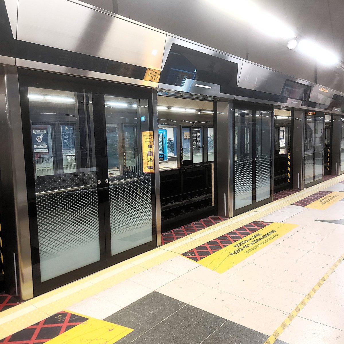 monstruua's tweet photo. En la ultra moderna línea 6 del Metro de Madrid, donde te indican por dónde te puedes tirar al andén. Que yo sepa, en otras ciudades esos huecos están cerrados y no se abren hasta que llega el tren. https://t.co/SVesjmepK3