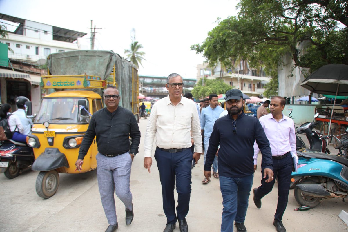 BNCCofficial's tweet photo. 🏛️GBA Chief Commissioner Inspects Jakkur Lake &amp; Infrastructure Projects📍Jakkur, Bengaluru North

🚶Greater Bengaluru Authority(GBA) Chief Commissioner Mr. Maheshwar Rao visited Jakkur Lake, the Railway Over Bridge project, &amp; surrounding areas to review ongoing development works. https://t.co/EIOGI3ThAF