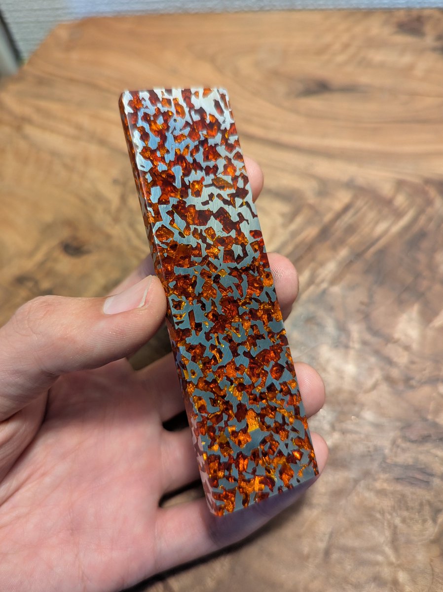 MetalizedWood's tweet photo. 試作品紹介: Metalized Resin - Pallasite-

久々にメタライズドレジンの新シリーズの開発を進めています！

パラサイト隕石をモチーフに、金属と透明材料を組み合わせたクラフト素材になります

金属は比較的柔らかいSnBi、樹脂はエポキシなので、隕石よりも加工しやすく、ペンブランクやアクセサリ、ハンドル材など様々なハンドメイド作品にお使いいただけます

現在加工のテストをお願いしている段階で、問題なさそうであれば販売開始予定です🙇‍♂️

どうぞお楽しみに！