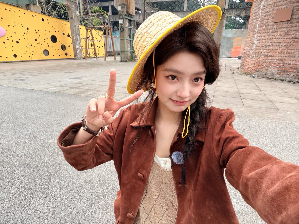 xuruohanarchive's tweet photo. 📸 260606 Xu Ruohan Weibo Update #徐若晗 #XURUOHAN

1️⃣: me and my little straw hat 🫪🫶🏻
2️⃣: that night, because of the temperature drop, i received a little vest from xue qin jie 💬
3️⃣: my drawing assignment 📒
4️⃣: cat ears 👂🐱
5️⃣: traces left in taohuawu 🎨 https://t.co/CnTpzby6PX