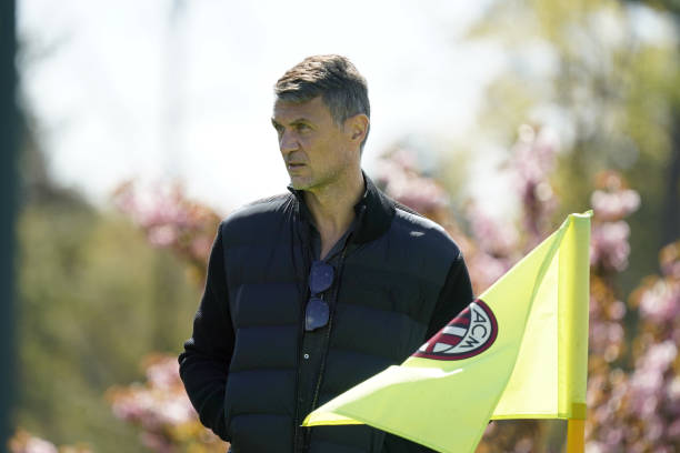 MilanPosts's tweet photo. 🗣️ Diogo Dalot spoke to The Player's Tribune: "Maldini could have spent his days in an office drinking coffee and simply being Paolo Maldini. But every single day, whether it was sunny, raining or freezing, he was there watching us train. Always in a suit and tie." https://t.co/JLgOa151X7