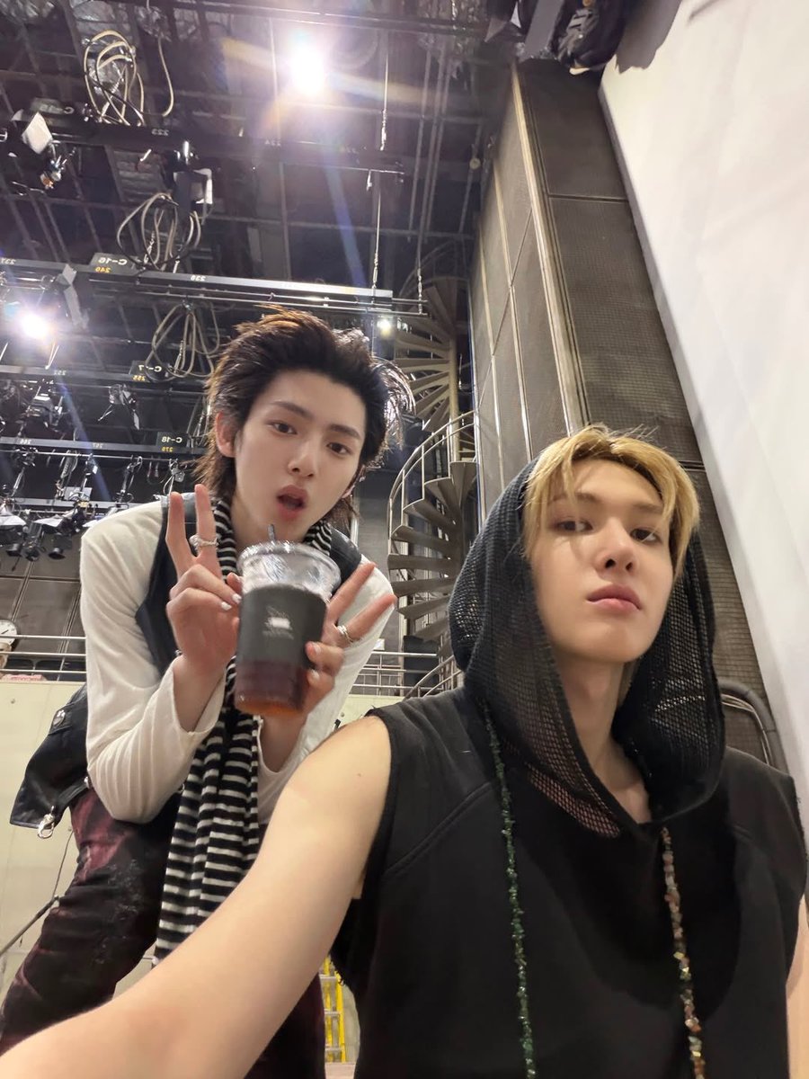 KwL7s's tweet photo. ギャルとラッパーの彼氏 https://t.co/DDa2rHQ94O