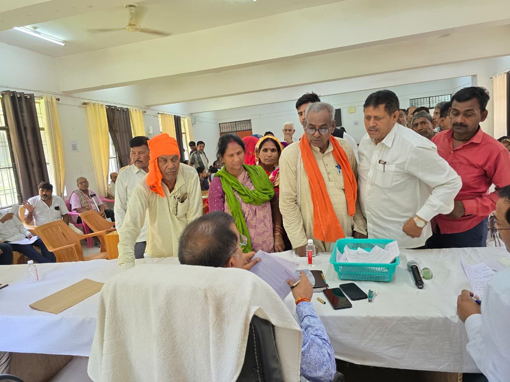 CDOMAU's tweet photo. आज सम्पूर्ण समाधान दिवस तहसील-मधुबन में जन सुनवाई कर शिकायतों का यथाशीघ्र गुणवत्तापूर्ण ढंग से निस्तारण करने हेतु संबंधित अधिकारियों को निर्देश दिए।
@UPGovt @CMOfficeUP https://t.co/oIXIv3rP54