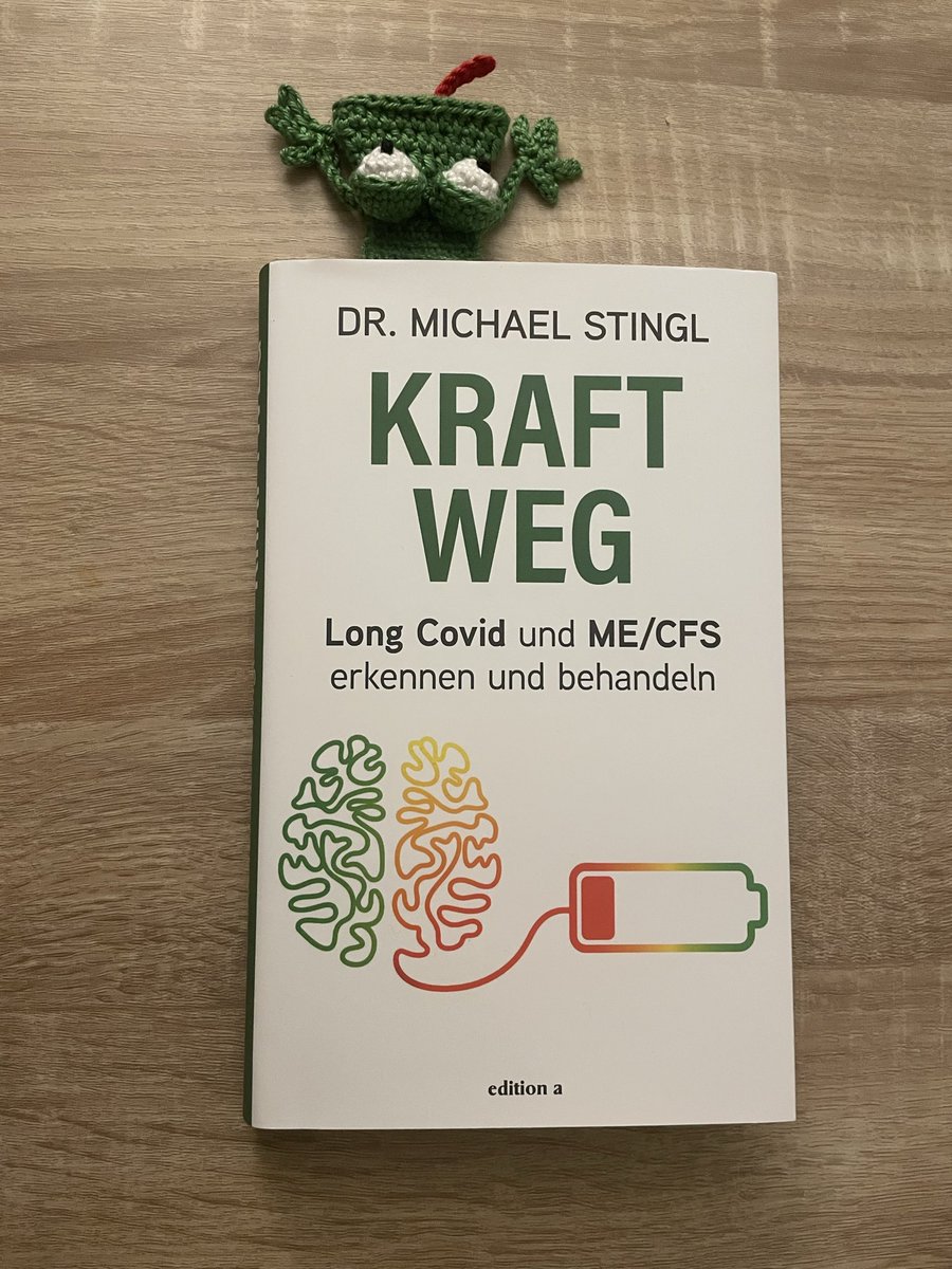 JaanDark's tweet photo. Ich habe angefangen zu lesen, und durch das Layout komme ich auch ganz gut vorwärts. 

Aber der Plattfrosch muss trotzdem seine Arbeit tun und immer wieder die letzte gelesene Seite markieren, weil ich Pause brauche. 

KraftWeg von @neurostingl https://t.co/JKDypIId92