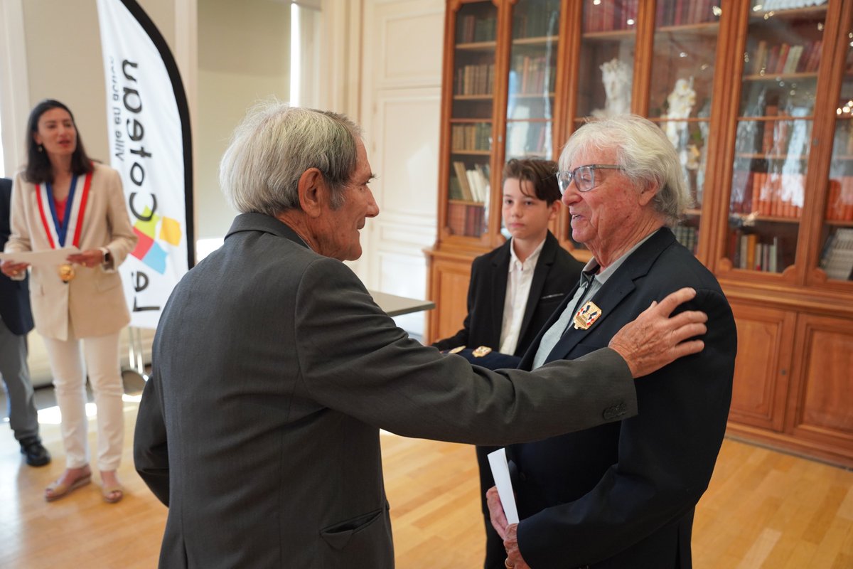 VilleduCoteau's tweet photo. đ«đ· En ce 6 juin, la @VilleduCoteau a rendu hommage Ă ses porte-drapeaux. FĂ©licitations Ă Robert Besançon, Yves Dumont et Enzo Borriero, rĂ©cipiendaires du diplĂŽme dâhonneur de la FNACA. Une pensĂ©e pour Françoise Galichet. đđ https://t.co/OcdP44X6ZL
#FNACA #DevoirDeMemoire đ«đ· https://t.co/pkD75zQzDp