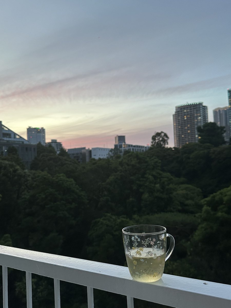 halu1224's tweet photo. また、ベランダ飲み💓　コップの中は、ハーブティーではなく、ハイボール^_^。BGMはラジオ今週のゲスト、久保田利伸さんにもらったCD https://t.co/8XzfdmuE3g