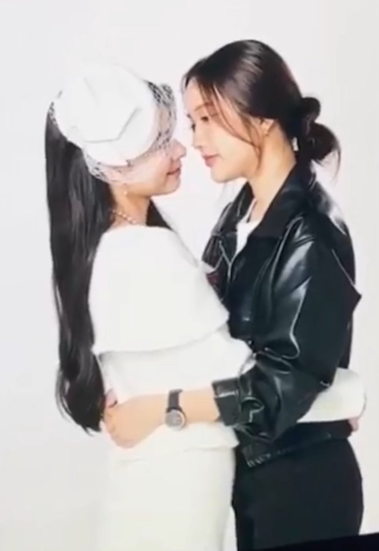 BornastaurusV3's tweet photo. Ohhh, so she got to kiss her forehead this photo set 🥹🫠

THE AIR CROSSING THE LINE
#เสน่หาวาโยตอนที่4 https://t.co/ZSqq2KmhbI