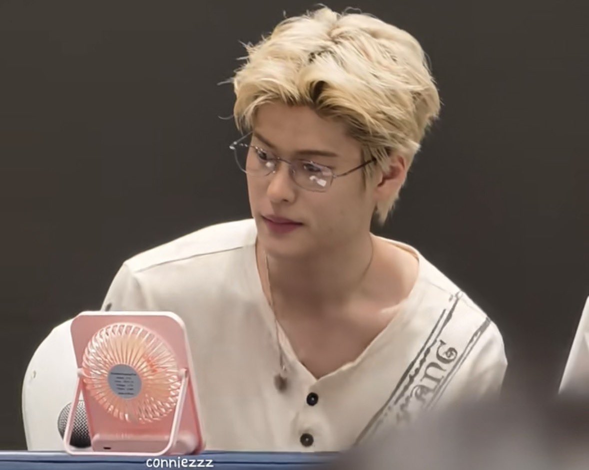 sohichaan's tweet photo. nerd sohee with blonde hair is illegal 😭😭 https://t.co/f25BH1quau