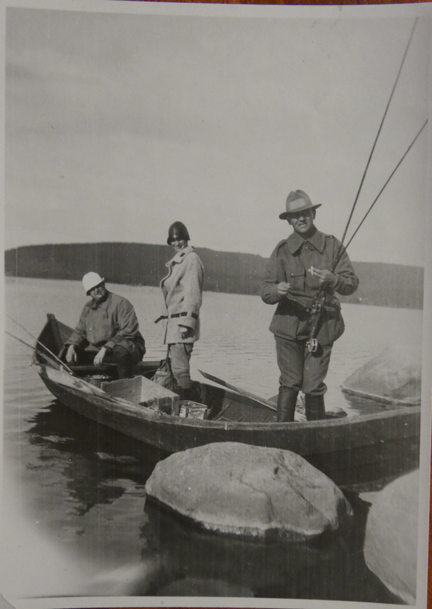 HublinPatrick's tweet photo. Tässä saattaa olla jopa ennen julkaisemattomia valokuvia rajakenraalikummisedästäni. Omia valokuvia; ei valitettavasti vuosilukuja; osa kuvista Suomujärveltä; valitettavasti isovanhempani Hugo ja Ulla eikä Nisse-pappani kertomassa tietoja. @PKarjalan_raja https://t.co/ZGmBkL4S83