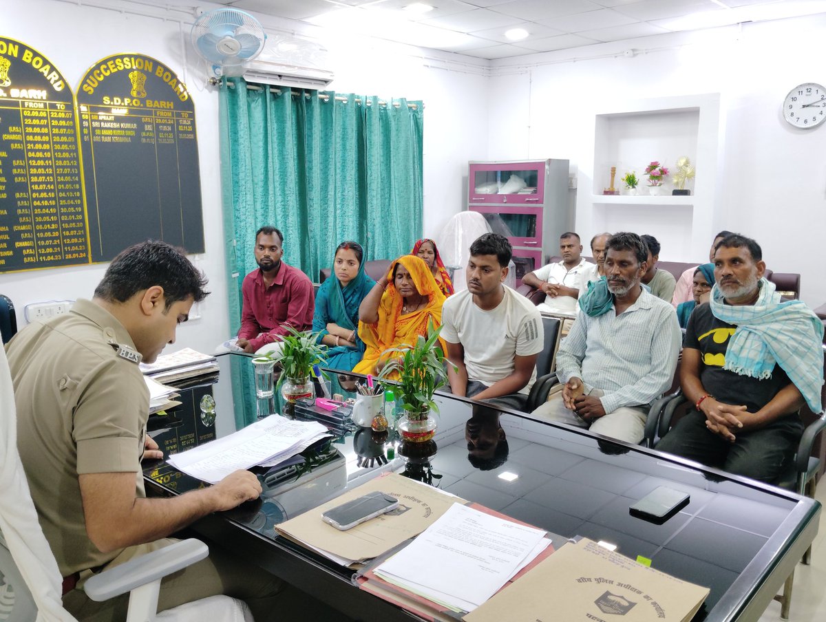BarhSdpo's tweet photo. आज दिनांक 06/06/2026 को  अनुमंडल पुलिस पदाधिकारी  बाढ़ (01) के  द्वारा प्रत्येक दिन के भांति आज भी अपने कार्यालय में आम जनता की शिकायतों को सुना गया । एवं ��िधि सम्मत कार्रवाई हेतु पुलिस अधिकारियों को आवश्यक दिशा निर्देश दिया गया। https://t.co/SxZVS0HS9Q