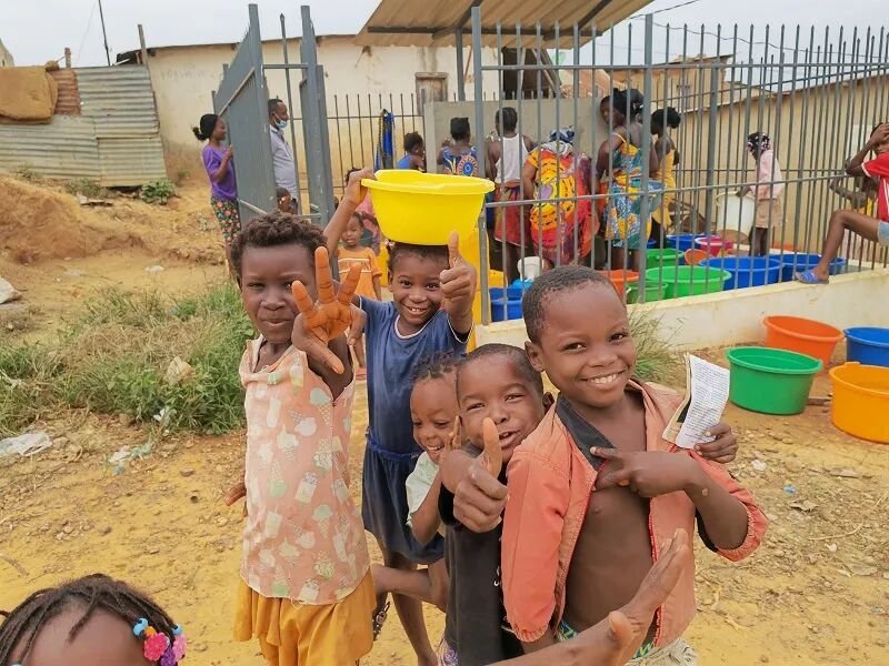 CRCC_INTL's tweet photo. "Our lives are getting better day by day." The Cabinda Water Supply Project in Angola, by CRCCI, provides clean water to 600,000 people, covering 90% of Cabinda. With 74 supply points and a capacity of 50,000 cubic meters daily, safe water is now at their doorstep. https://t.co/hT1UCvtOhX