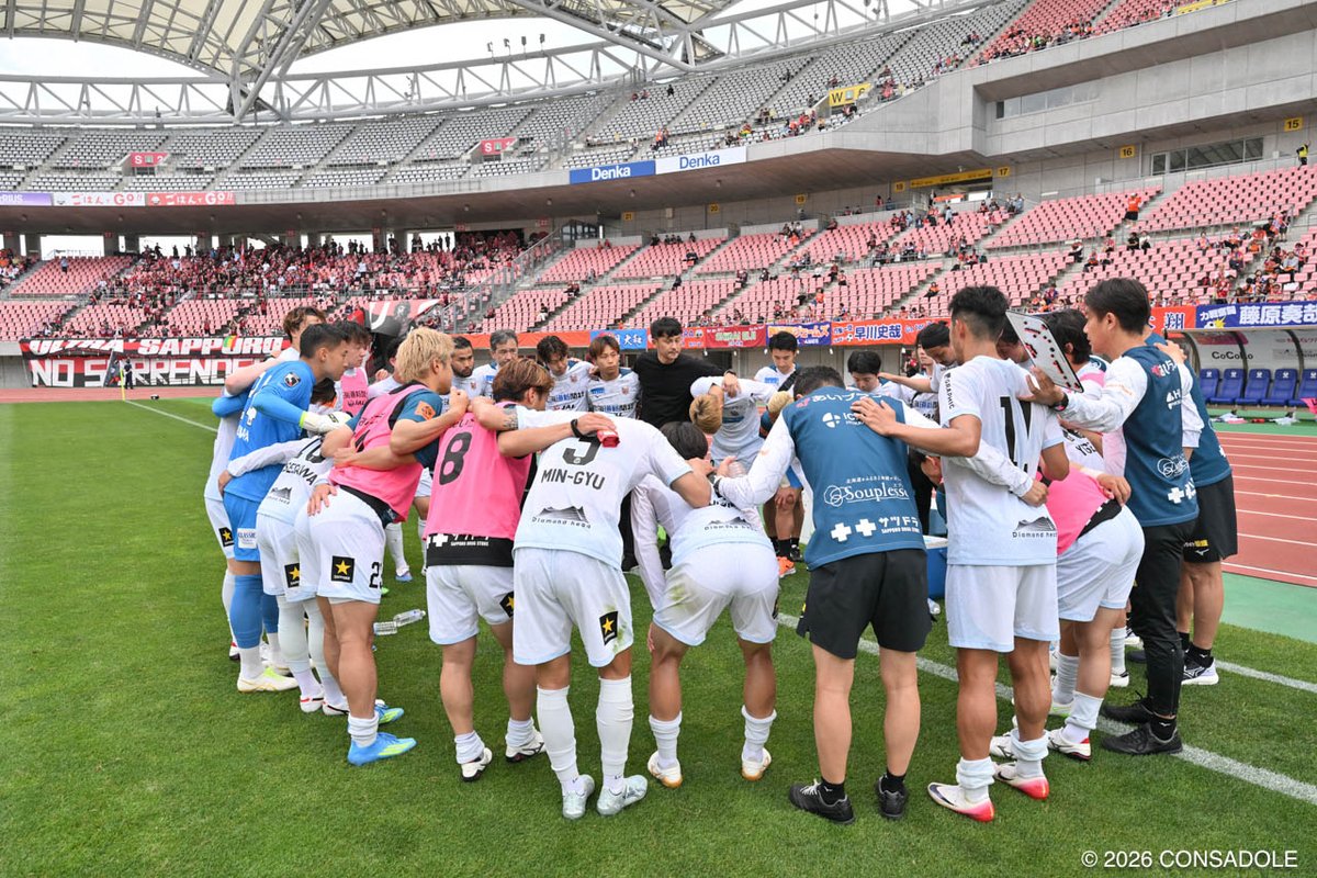 consaofficial's tweet photo. 本日で百年構想リーグ、全試合が終了しました。

今シーズンも熱い応援をいただき、誠にありがとうございました。

収穫も課題も出たシーズン。
この経験を2026/27シーズンにつなげます。

「走る、戦う、規律を守る。その笑顔のために。」
このフットボールフィロソフィーの元、チーム一丸となって全力で戦います。

最後には選手、ファン・サポーター、コンサドーレファミリー全員が笑顔になれるよう、J1昇格をともに掴み取りましょう🔴⚫️

2026/27シーズンも、ご声援をよろしくお願いいたします。

#consadole #コンサドーレ