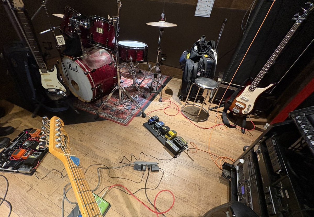 therapy_okapi's tweet photo. 昨晩は地底湖の弦楽器メンバーで音作り調整集会をした https://t.co/SsKC5G6ZJg