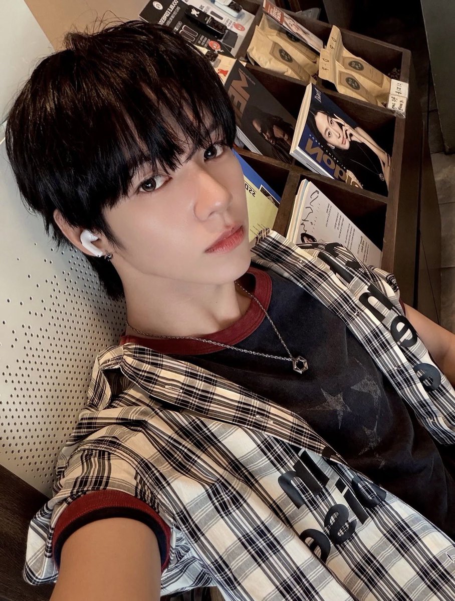 ぱるふぇページ JL of AHOF Shares Solo Café Vibe at Weverse Con Festival