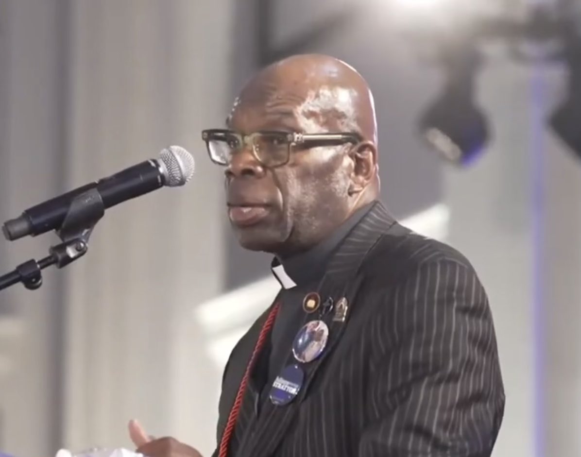 Urbantranslator's tweet photo. @cwebbonline @sherylunderwood I Rev. Dr. Wallace Gator Bradley a GOD-Fearing Man humbly telling you one and all “ U BETTA LISTEN .” TO GOD BE THE GLORY for choosing CHRISTOPHER WEBB  as a vessel to share this message. https://t.co/fg1PsQeUUd