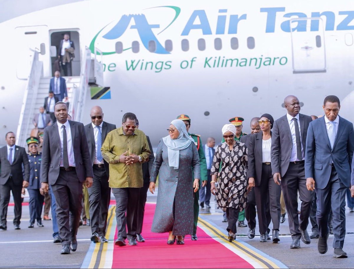 barakawamb's tweet photo. Rais Dkt Samia akirejea nchini baada ya ziara kubwa,nzito yenye maono makubwa na iliyofanikiwa kwa asilimia 100 nchini Urusi,sasa njoo kwa NGUCHIRO za CHADEMA na SIMAI hii picha ya Rais Na Makamu wake imewaumiza sana,nadhani sasa mjadla utasitishwa rasmi https://t.co/P5ioG9HhoF