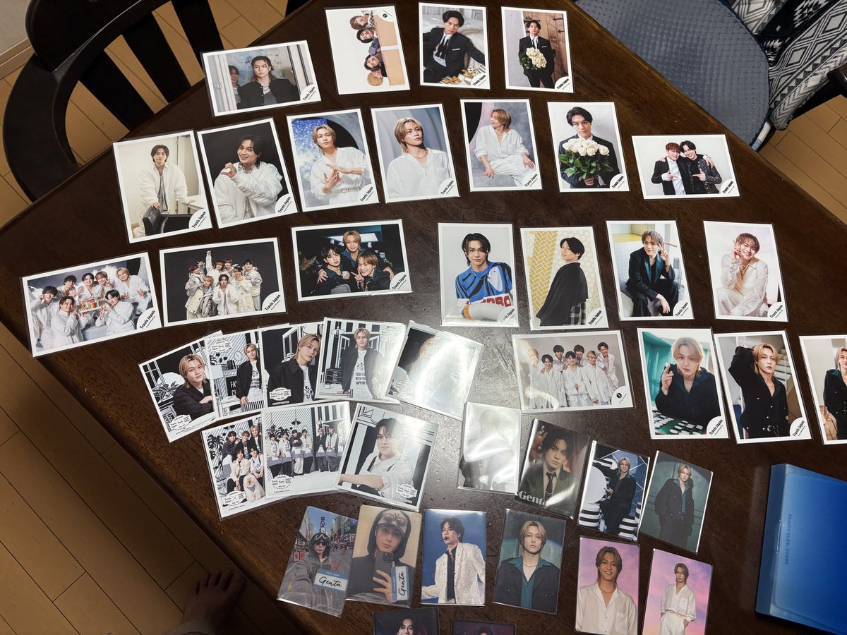 eri1002m's tweet photo. ずっとフォトスリーブに入れてフォトケース等に収納していたあの写真達が
収まらなくなってきた件
2枚目のはまだ少ないからこのままで良いとしても写真はそろそろフォトアルバム買うかー https://t.co/DlbVFNhjsA
