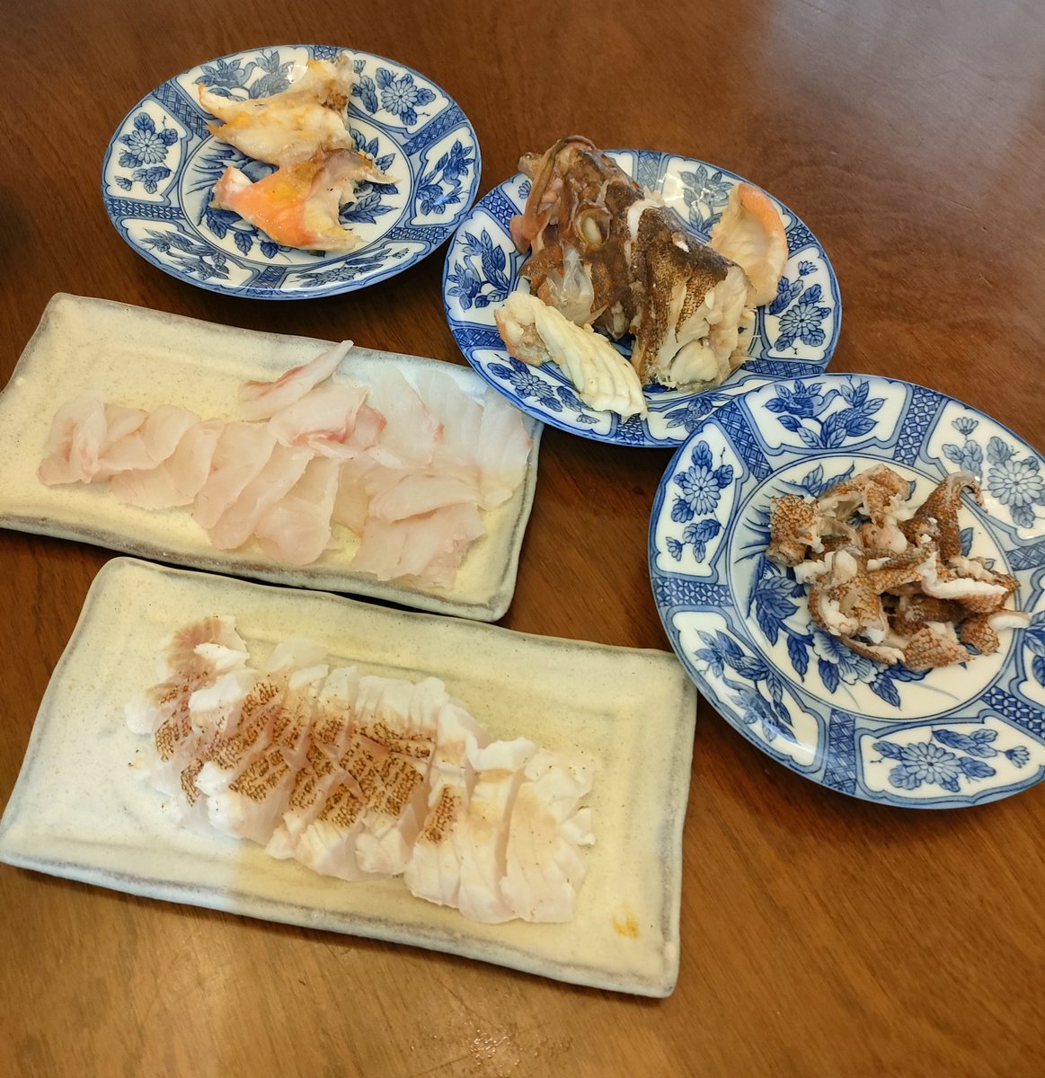 bridge_____'s tweet photo. 初キジハタ(アコウ)、���味しく頂きました。
刺身、炙り、カマの塩焼き、皮の湯引き、アラ汁。
ぷりぷりしてて、とても美味しかったです😊
次回の目標はサイズアップ⤴️ https://t.co/0MKRgafMuT