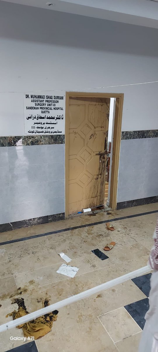 PakizaKhanpk's tweet photo. 📍سول ہسپتال #کوئٹہ کا وہ کمرہ جہاں نوجوان خاتون ڈاکٹر کے ساتھ  تیزاب گردی کا واقعہ پیش آیا جہاں متاثرہ ڈاکٹر مانور ناصر کے جوتے پڑے ہیں

#کوئٹہ میں تیزاب حملے کا شکار ہونے والی ڈاکٹر ماہ نور کا چہرہ تقریباً 70 فیصد تک جھلس گیا ہے، جبکہ حملے کے باعث ان کی ایک آنکھ بھی شدید متاثر ہو کر ضائع ہونے کی اطلاعات ہیں۔ ڈاکٹر ماہ نور کو مزید بہتر اور خصوصی علاج کی فراہمی کے لیے کراچی منتقل کیا جا رہا ہے۔ 

اس دلخراش واقعے نے طبی برادری اور عوام میں شدید تشویش اور غم و غصے کی لہر دوڑا دی ہے، جبکہ ملزم کی فوری گرفتاری اور سخت قانونی کارروائی کا مطالبہ کیا جا رہا ہے۔