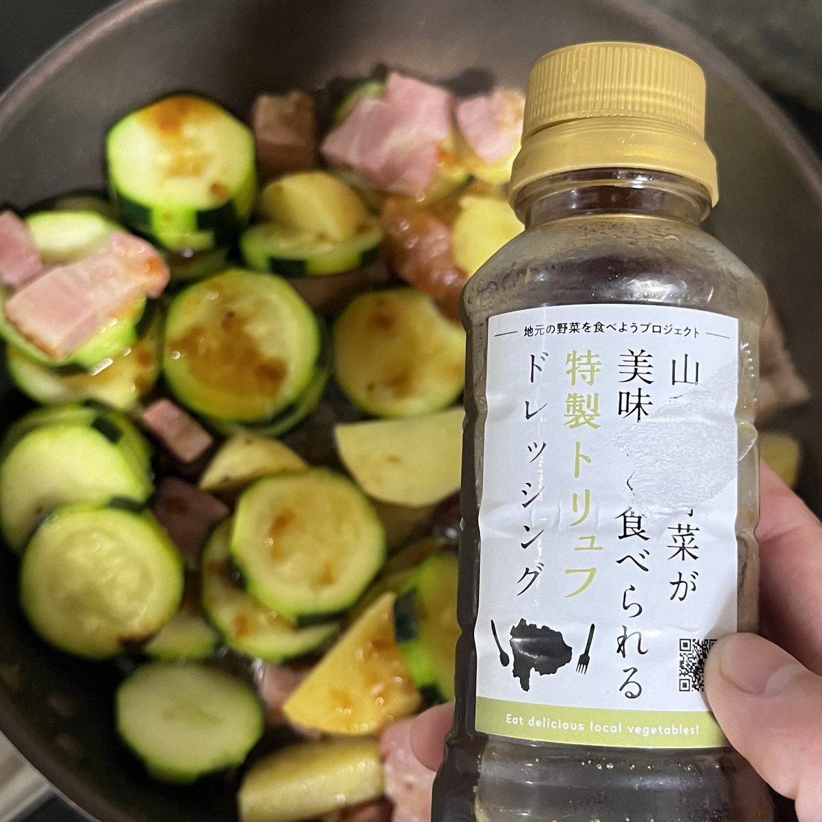 NP_potatosmile's tweet photo. 味付けこれ一本！
オイル+にんにくでベーコンこんがり🔥
いも+ズッキー＋少々水で蒸し焼き🔥
じゃがいも火が通ったら
#山梨の野菜が美味しく食べられる
ドレで味付けちょい焼きで完成🧑‍🍳✨
これが簡単でうまうまで大好き😋💕
ごちそうさまでした🙏 https://t.co/HeqMBFTXBd
