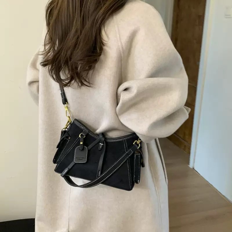 ShopThePulch's tweet photo. Suede bag.

Before: 18,000 Naira

Discount price: 14,000 Naira.

Kindly retweet ❤️. https://t.co/pawxf8xx6a