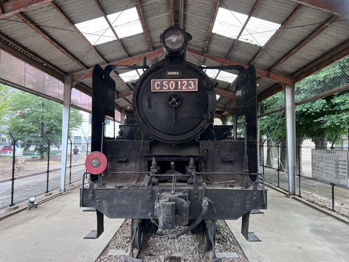 0518nitori's tweet photo. 保存車巡り C50 123
小山駅 駅東公園

KATOのNゲージで有名な機関車
8620形ベースの細いボイラやスポーク車輪と、スマートで美しい印象

全国でも6台と意外と保存車が少ない型式なので見れてよかったです https://t.co/PuQ0bEyT7C