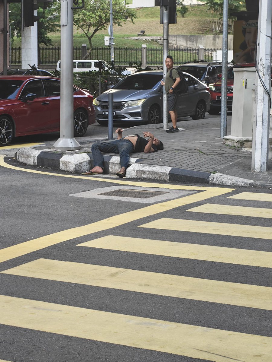 GaoLex1's tweet photo. @mohd_escobar Masjid Jamek.. diorang dh duk situ dh setahun. Action by @DBKL2u? Nothing. Bagus betul @DBKL2u 👍👍👍👍

I believe we need to give an award to DBKL for their great service to the country and for wasting our tax money. https://t.co/uAmSi03Sr8