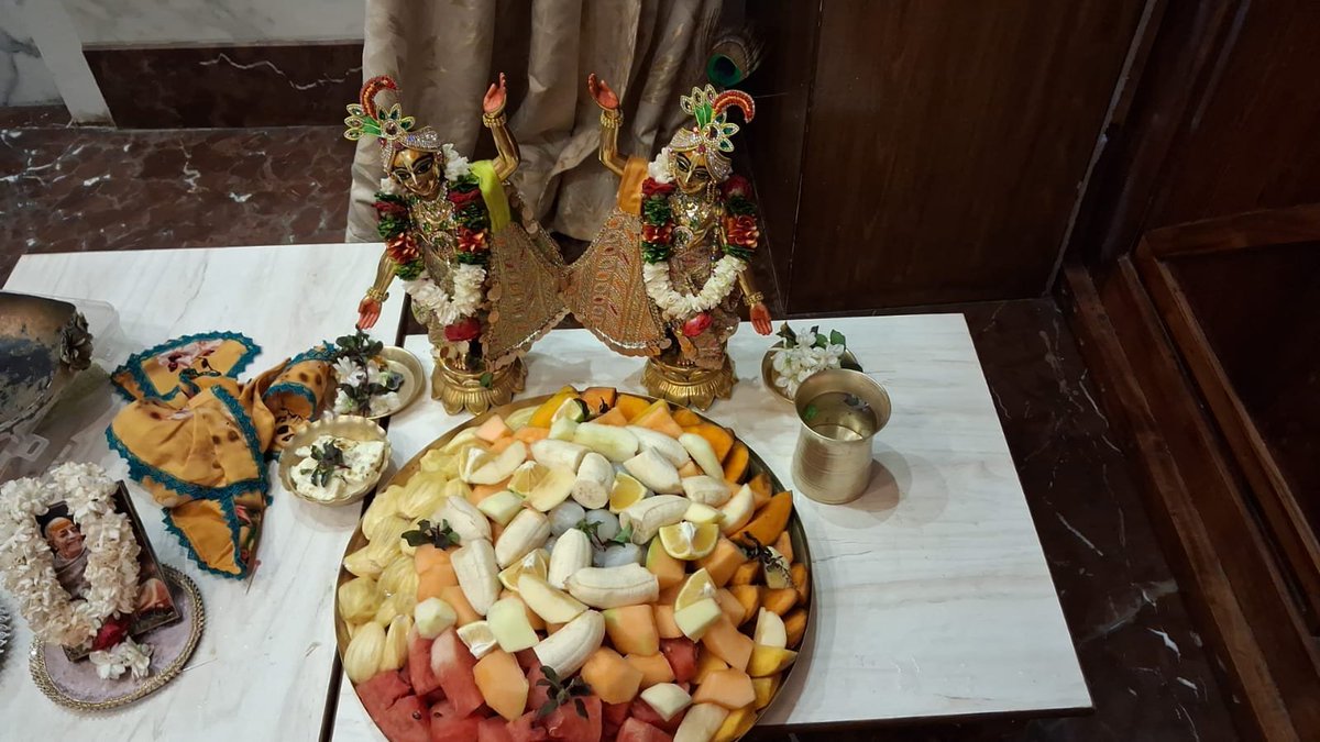Discoverursupe1's tweet photo. Worshipping and offering fruits to Sri Sri Nitai Gauranga, i.e Lord Krishna and Balarama during today's morning archan seva at Iskcon Newtown Kolkata temple. 

#NitaiGauranga #krishna #Iskcon #bhakti #puja https://t.co/iXtQBaMiAW