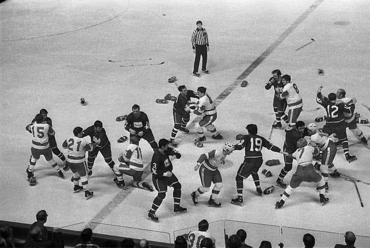 oldcanadaseries's tweet photo. The Vancouver Canucks playing the Detroit Red Wings in Detroit during the 1970-71 season. 🇨🇦 https://t.co/AlncYfrAKy