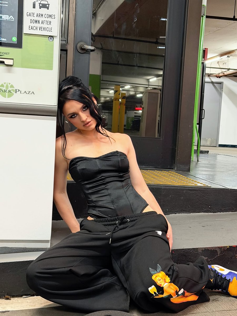 zava_ly's tweet photo. Just a few quick pics in a parking lot at 1 a.m. 🤣😈 https://t.co/4FL7lxzY0K