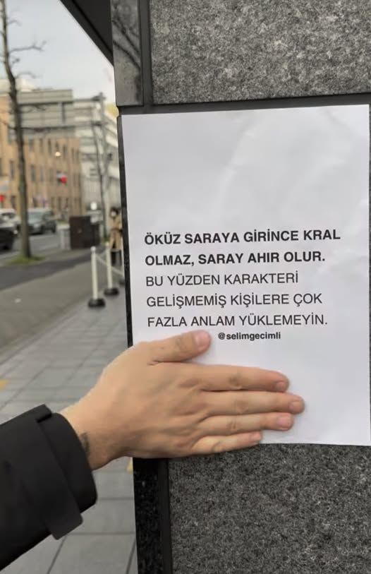 TOPRAK_2_'s tweet photo. Turgut Özakman'ın bizi birbirimize düşürmeye çalışanlara verdiği tokat gibi cevap milyonlarca kez paylaşıldı! 👇🇹🇷
Düşünsene.
Köydesin.
Tarlada uğraşıyorsun.
Gazeteden okuyorsun: Yunanlılar Ege'yi geçmiş. Uzakta, diyorsun. Bize kadar gelmezler. Ordu durdurur.
İki gün sonra bakıyorsun: Komşu şehirdeler.
Birkaç gün sonra gazete çıkmıyor.
Çevre köylerden haberler geliyor. Baskın. Yangın.
Bekliyorsun.
Sabah.
Akşam.
Tekrar sabah.
Belki bizim köye gelmezler.
Sonra köyden silah sesleri başlıyor.
Eşini, kızını, oğlunu kilere saklıyorsun. Kapının mandalını çekiyorsun. Bu sesi en son sen duydun. Silahını alıp pencereye geçiyorsun.
Evin önünde 30 kişi.
Basıyorsun tetiğe.
Bir düşman iniyor.
Bir daha.
Bir daha.
Mermin bitiyor.
Dalıyorlar içeri.
Dipçikle suratını eğip büküyorlar. Yerde yatıyorsun. Tek dileğin şu: Beni vurup gitsinler. Ailemi bulmasınlar.
Buluyorlar.
Üç asker gülüşerek eşini sürüklüyor ahıra.
Diğer üçü kızını bahçeye çıkarıyor.
Biri oğluna işaret ediyor: "Büyüdüğünde intikam alır. Öldürün."
Ellerin bağlı.
Bir şey yapamıyorsun.
Tam o anda köyde yeniden silah sesleri.
Ama bu sefer çığlıklar düşman askerlerinden geliyor.
Türk askeri girmiş köye.
Beş Mehmetçik evin arkasına koşuyor — oğlanı kurtarıyorlar.
Dördü ahıra dalıyor — son anda yetişiyorlar.
Diğerleri bahçeye — kıza da bir şey olmuyor.
O asker senin canını kurtardı.
Namusunu kurtardı.
O çocuğu kurtardı.
Şimdi sor bakalım o askere:
Oruç tutuyor musun?
Namaz kılıyor musun?
Hangi partilisin?
Mezhebin nedir?
O noktadan sonra bunların senin için önemi var mı?
Bizi birleştiren din değildi, mezhep değildi, parti değildi.
Bizi birleştiren şey şuydu:
Aynı toprak.
Aynı tehlike.
Aynı çığlık.
Birbirinize sahip çıkın.
Sizin köyünüze sıra gelmeden.
Anadolu'yu vatan yapan,
"Yurtta Barış, Dünyada Barış" diyen,
bu toprakları bize bırakan
önderimiz Mustafa Kemal Atatürk'ü ve
kahraman silah arkadaşlarını
saygıyla, minnetle anıyorum.
Turgut Özakman❤️🇹🇷
Lütfen paylaşın!
Artık ülkenin kaybetme lüksü kalmadı. Seçimi güzel yapmalı..