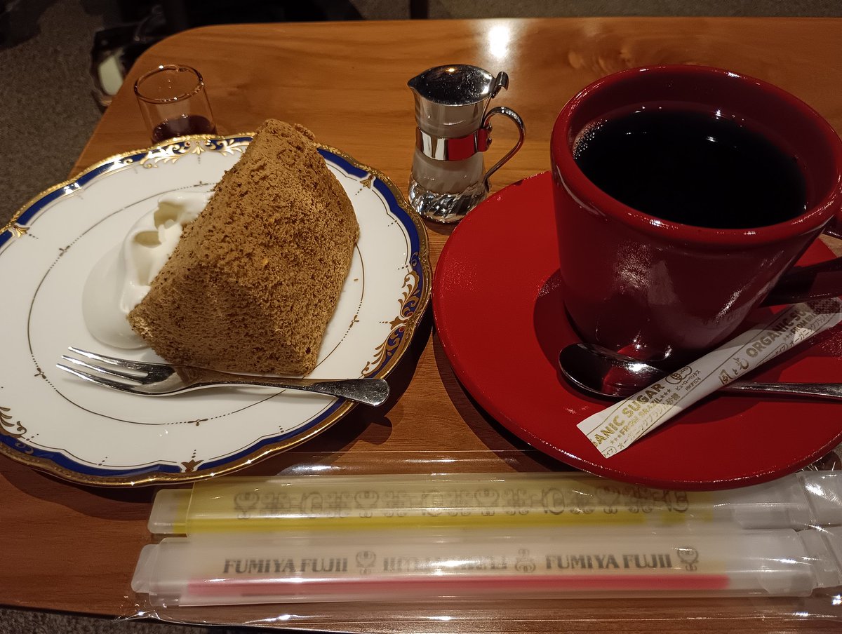 F238KK's tweet photo. 今日は、藤井フミヤさんのライブで『アクトシティ浜松』に来てます。🙌
グッズも買って、会場前にコーヒータイム🎵
トゥルネラパージュさんに来ました。
コーヒーのシフォンケーキ美味しい～✨🤤

＃藤井フミヤ
＃トゥルネラパージュ https://t.co/Q0tpT3kFEL