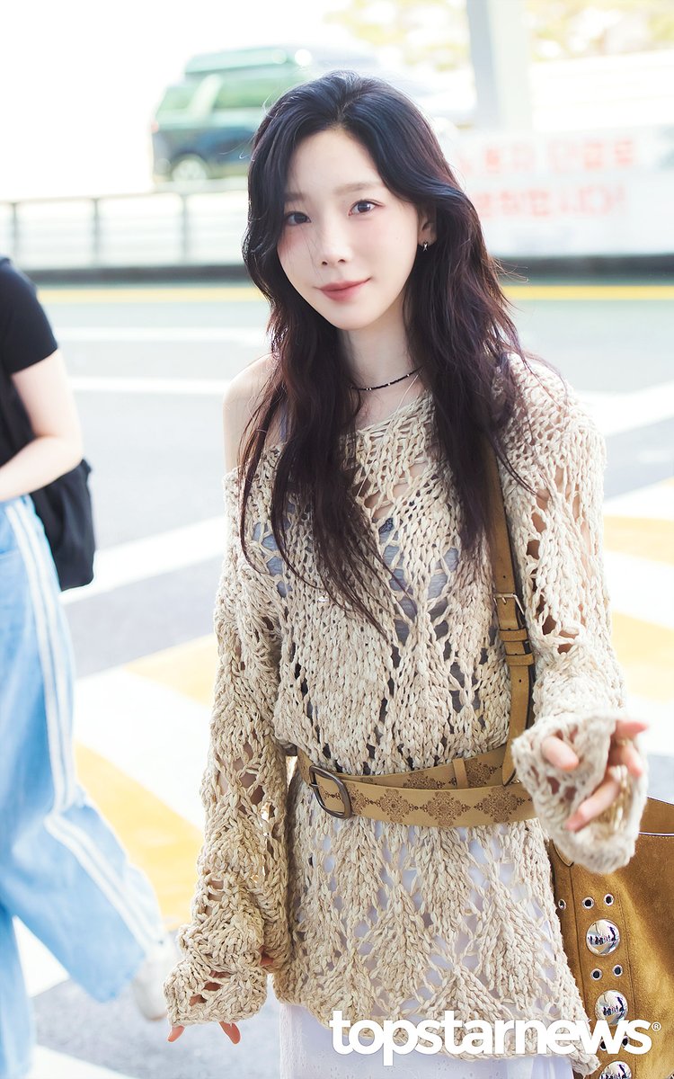 n_snsd_ot8_'s tweet photo. 250606 태연 인천공항 출국 (1) 

#태연 #Taeyeon #소녀시대 
#SNSD #GirlsGeneration https://t.co/Oek8Vh3vue