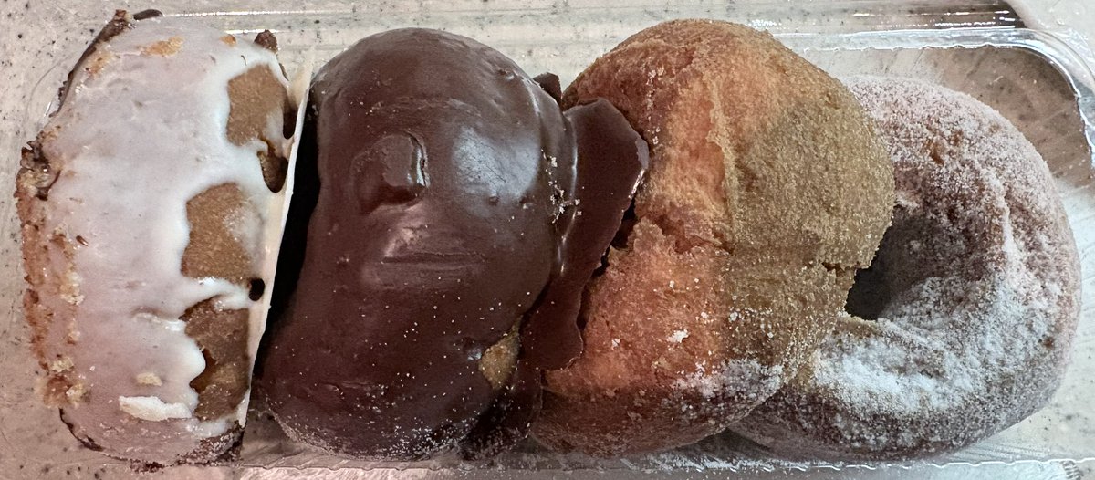Ookini123123's tweet photo. 札幌Azorの手づくりドーナツ🍩
チョコ、シュガー、きなこ、ホワイトチョコ。
どれも素朴で懐かしい味わい。
コーヒーとの相性も抜群でした☕
#ドーナツ #札幌 #Azor https://t.co/S2PQdi1KXP