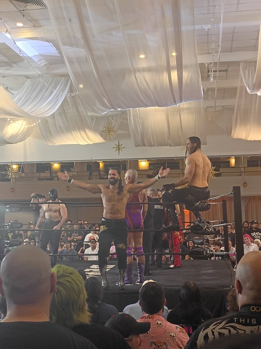 EarthboundCause's tweet photo. Anyway, I had a good night and good food. #BeyondWrestling #BreakTheWallsDown https://t.co/iBSnBlXoDe