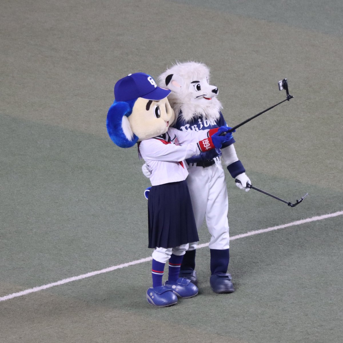 roux_dragons's tweet photo. 昨日リレーの時外にいて撮れなかったので。
今日は席にいたので
レオさんとドアラさん撮れましたよ

#レオかっこいい 
#ドアラ
#seibulions
#dragons https://t.co/gScRrdtMgo
