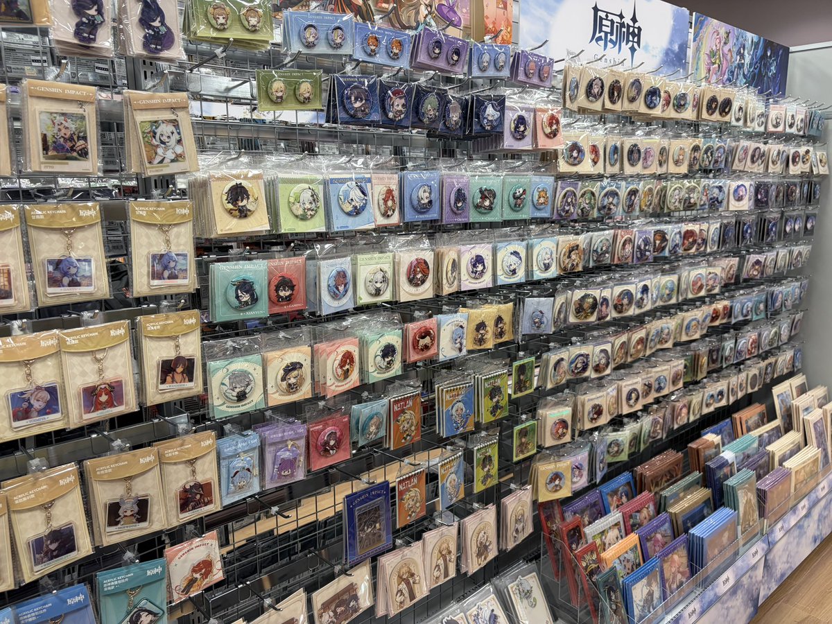 futuringchicory's tweet photo. 昨日見かけたイオンの本屋の中にできたキャラクターショップ
売れ線は抑えてるけど何よりホヨバとズブズブですごい https://t.co/UNMT3cq9Oa