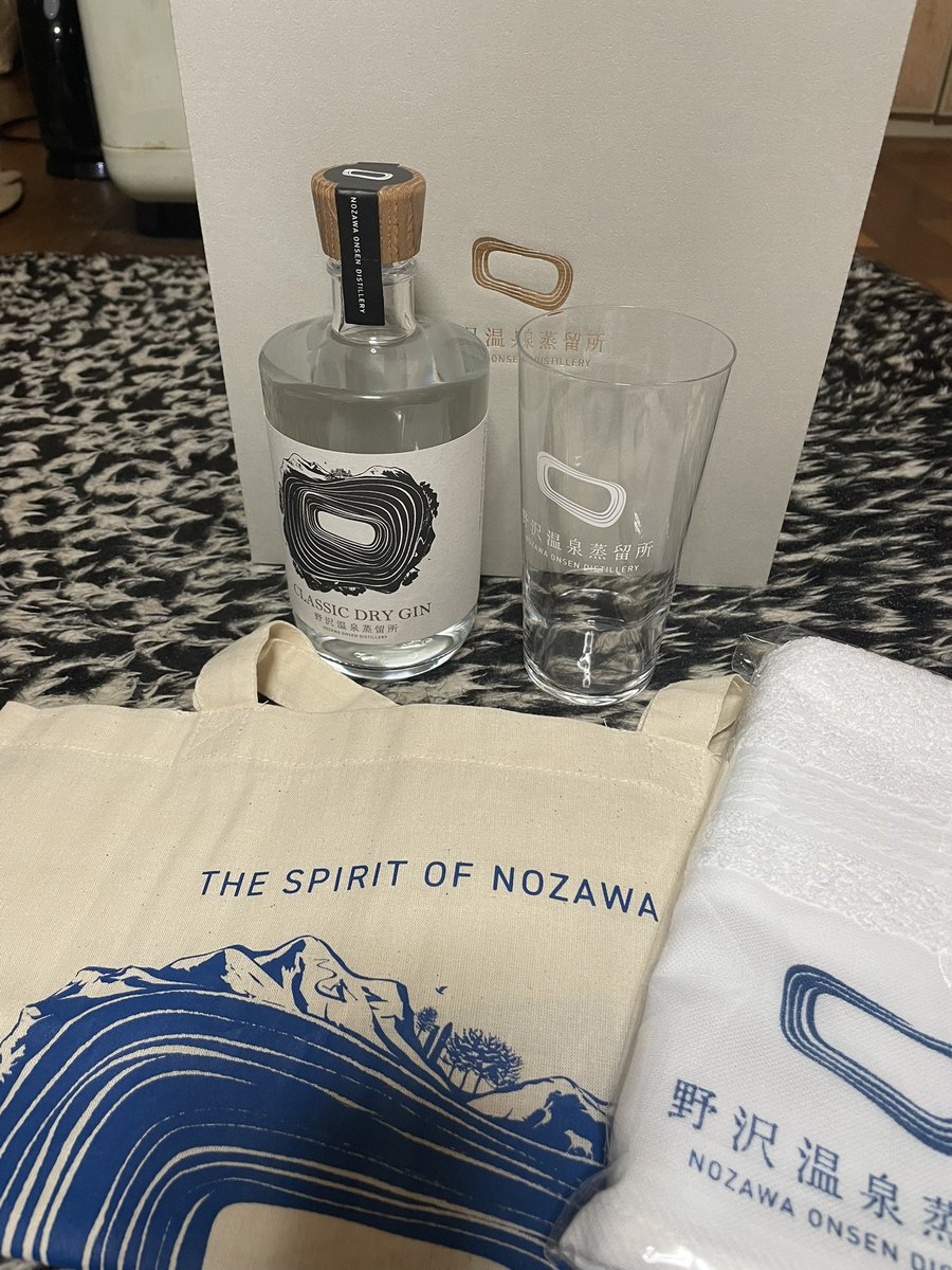 hiro13jojo's tweet photo. オマケのエコバッグとグラスと手ぬぐいも欲しくて、父の日セットを自分用に買ってしまいました
この夏は野沢温泉蒸留所のジンソーダを飲みまくると思います https://t.co/qwydxNaLIY
