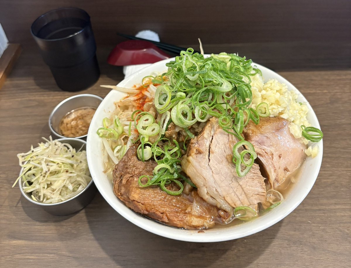 jun19661101's tweet photo. @ramensaiko3150 ラーメン最高枚方さんにて本日から始まった
潮の風シリーズ第一弾「塩ラーメン」
白銀の森ー塩しらがねぎートッピング
を美味しく頂きました♪
サッパリながらコクがありこの時期にピッタリ！冷やしカレー坦々まぜそばとの二刀流で
最高‼️
しょーきさんご馳走様でした😋 https://t.co/9NFq1pJDWp