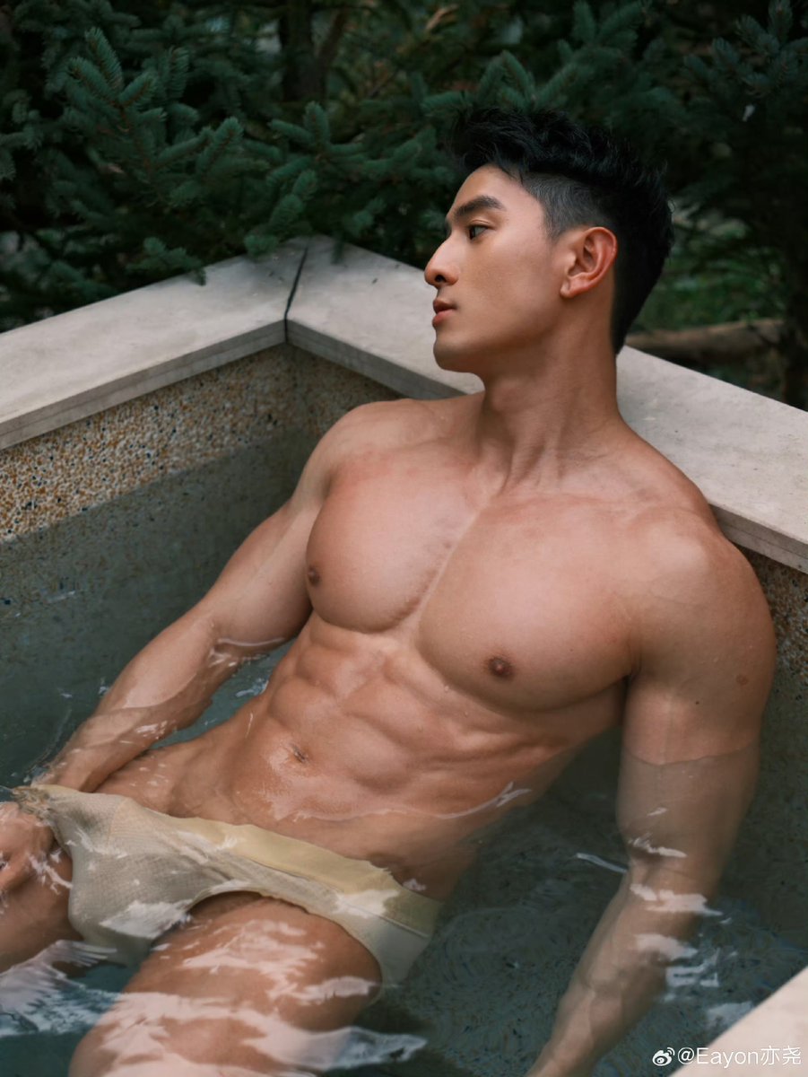 Forestwoodwood's tweet photo. ·
森の湯 ��照～～

模特E老师说，「摄影师：自然一点。
我：已经很克制了。」🥴

📷@TAKEONE_jpg https://t.co/SacGEGri9u
