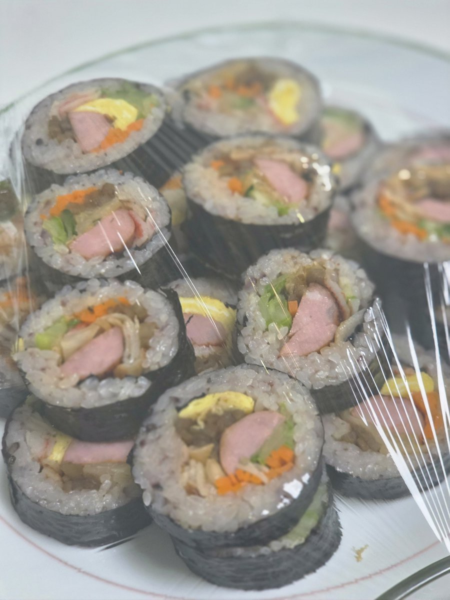 Chouxchouxxx_'s tweet photo. 3. 김밥
김밥은 오이를 못 먹어서 먹어보진 못했는데 5시 경기 때마다 든모님이 김밥 싸서 들려보내신다고 하심
비하인드 사진서 김밥 먹는 사진 있으면 그건 든모님 김밥이라고
김밥 자세히 보면 맛살도 통으로 안 넣고 찢어서 볶고 김치도 볶아서 넣어서 싸주심 https://t.co/ArGbRyRqXg
