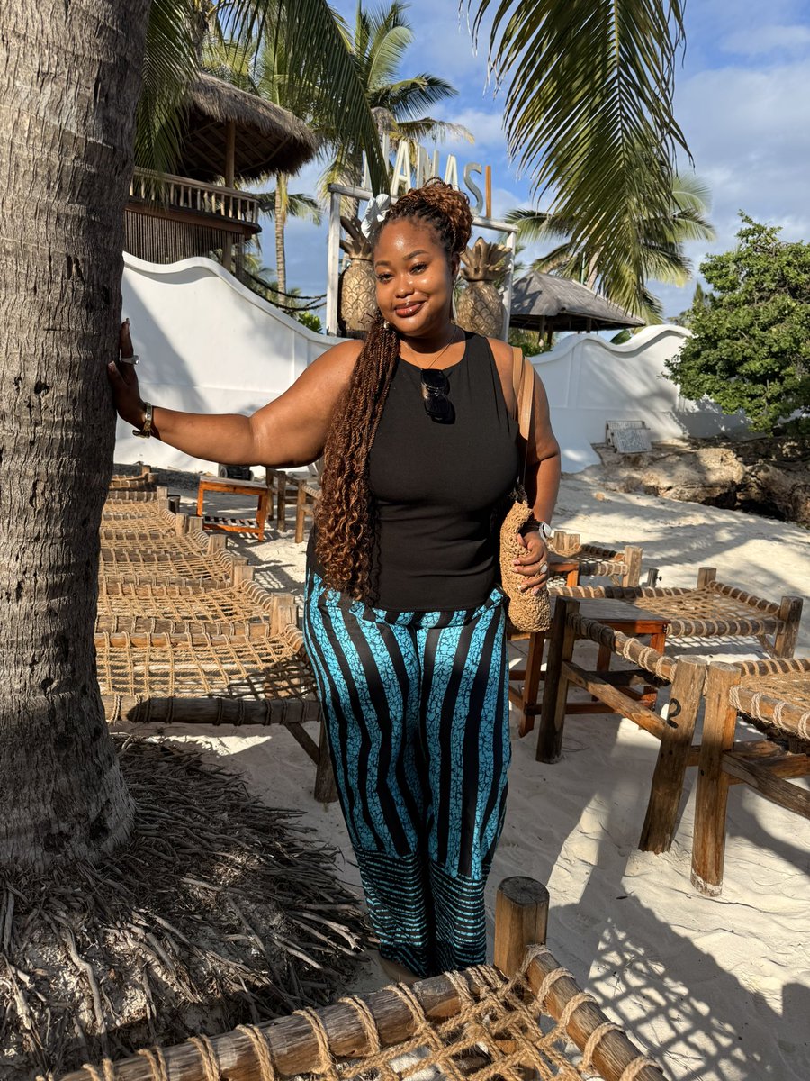 adaezennaji_'s tweet photo. I got dolled up this morning to have breakfast by the beach 🏖️ 🏝️
Shirt from @__Katrynaa 
My gorgeous Ankara pants from @Nchizzyy https://t.co/6glHyBqkGA